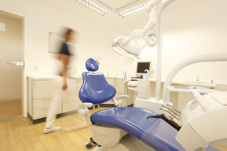 Behandlungszimmer bei Zahnarzt Wetzlar - Zahnzentrum Dr. Röder und Kollegen